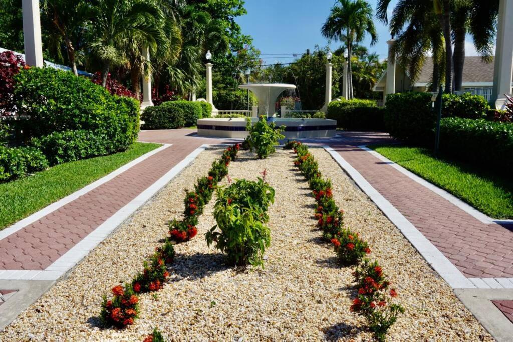 Serenity At Seascape: Steps To The Beach & Shops Palm Beach Shores Buitenkant foto