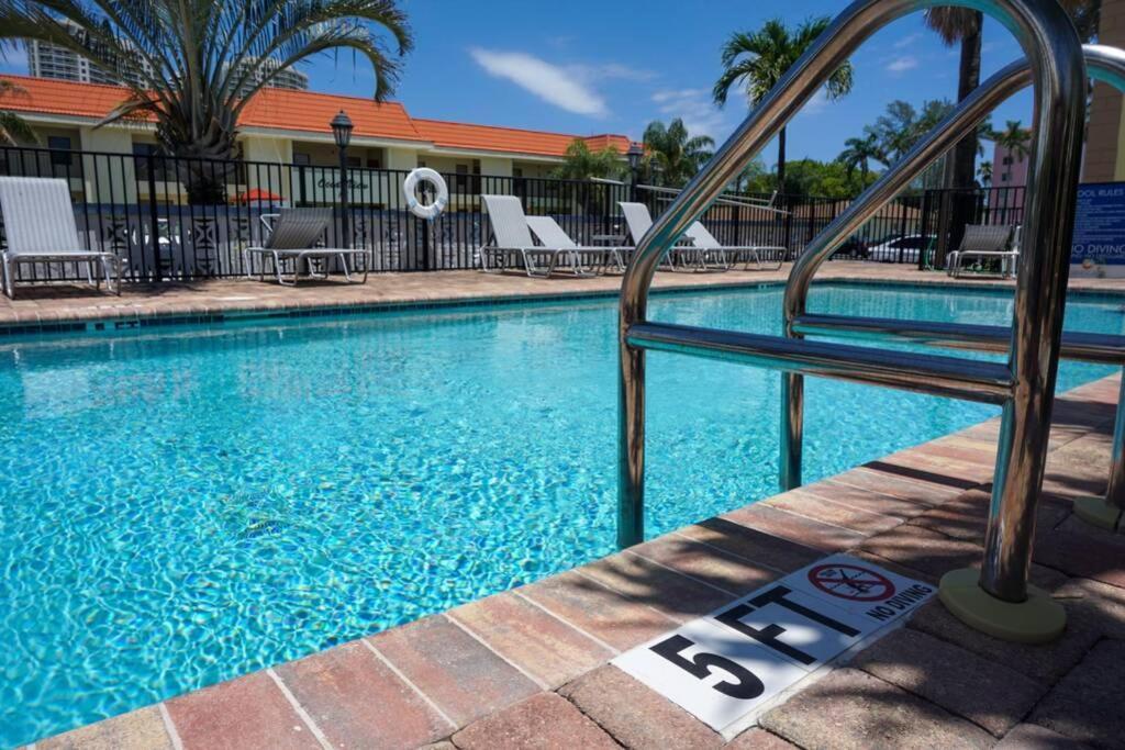 Serenity At Seascape: Steps To The Beach & Shops Palm Beach Shores Buitenkant foto